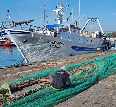 Halászok Javítják hálójukat Sirakuza partjainál - Bár egyre szigorúbb az EU-ban a különböző halászeszközök szabályozása, a túlhalászat még mindig károkat okoz a tengeri élővilágban2023.11.27. Sirakusa