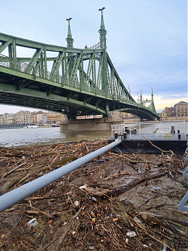 Decemberi árvíz a Dunán - A decemberi dunai árvíz eddig ritka jelenségnek számított, erre - és a sok szemétre -  is készülnünk kell a klímaváltozással. Budapest, 2023.12.25.