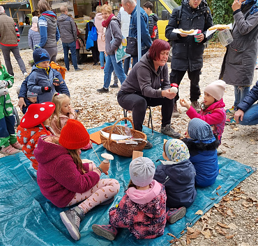 Civil Pont a Római Parti Piacon - A Római-part piacán a Via Viridis Egyesület által szervezett közösségi programok – a piac támogatásával – tudatosan teremtenek bemutatkozási és fejlődési lehetőséget civil szervezetek számára. Az ingyenes standhely, a kommunikációs megjelenés és az adománygyűjtési lehetőség révén a résztvevő szervezetek közvetlen kapcsolatba léphetnek a helyi lakossággal, növelhetik ismertségüket és erősíthetik támogató bázisukat. A kezdeményezés célja, hogy a piac stabil hátterére építve hosszú távon is támogassa a helyi civil közösségek megerősödését.